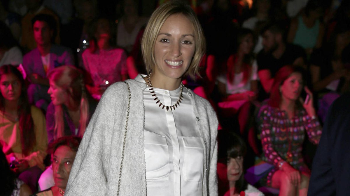 PoliticayModa's tweet photo. Alguien puede decirles a estas 2 q #fisrtlady es una figura anacrónica y q, en todo caso, en Spain sería la reina #MadridCasposaFashionWeek https://t.co/DTjgpTmNVB