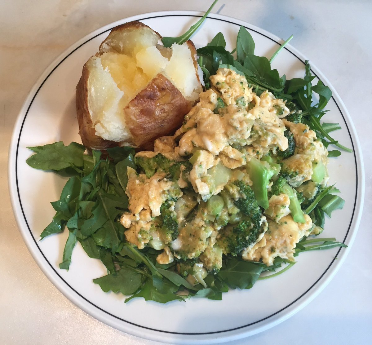 LeanerMeUK's tweet photo. Sriracha spiced eggs with broccoli &amp; Spring onions (50:50 whole egg:egg white). #fibre #protein #lowfat #lowGL https://t.co/25QvNWB7sI