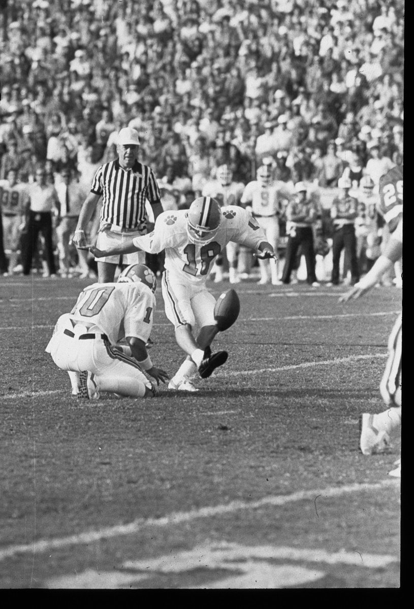 SamBlackman55's tweet photo. Clemson upset 14th-ranked Georgia 31-28 on David Treadwell’s 46-yd field goal as time expired 30 years ago today. https://t.co/QBhhmTaIMO