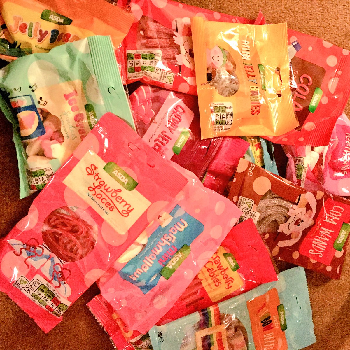 VickyLReader's tweet photo. Today's #ThriveAtConnect launch was awesome! All our scheming &amp; hard work paid off! Thanks everyone who helped &amp; attended (&amp; gave me candy!) https://t.co/z5IP83tu6P