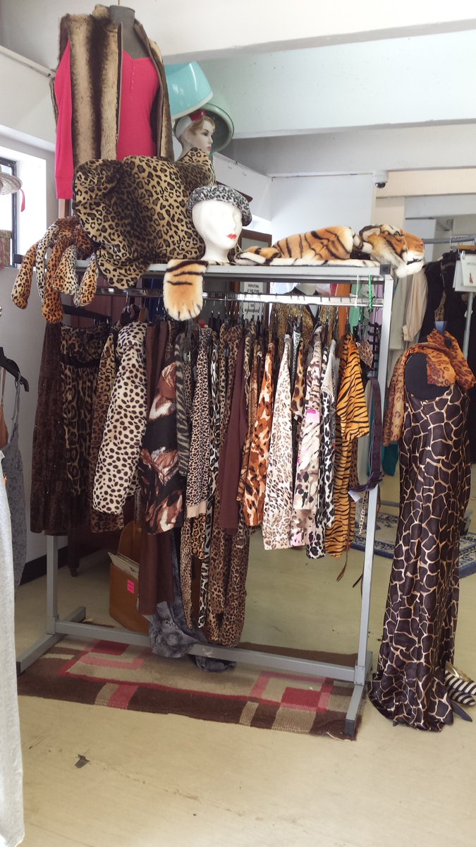 BasesStore's tweet photo. Stop by and check out our animals print items , reasonable prices for a great cause. All proceeds benefit 6 #Burnaby schools ! #ThriftShop https://t.co/pIpgwtLE0n