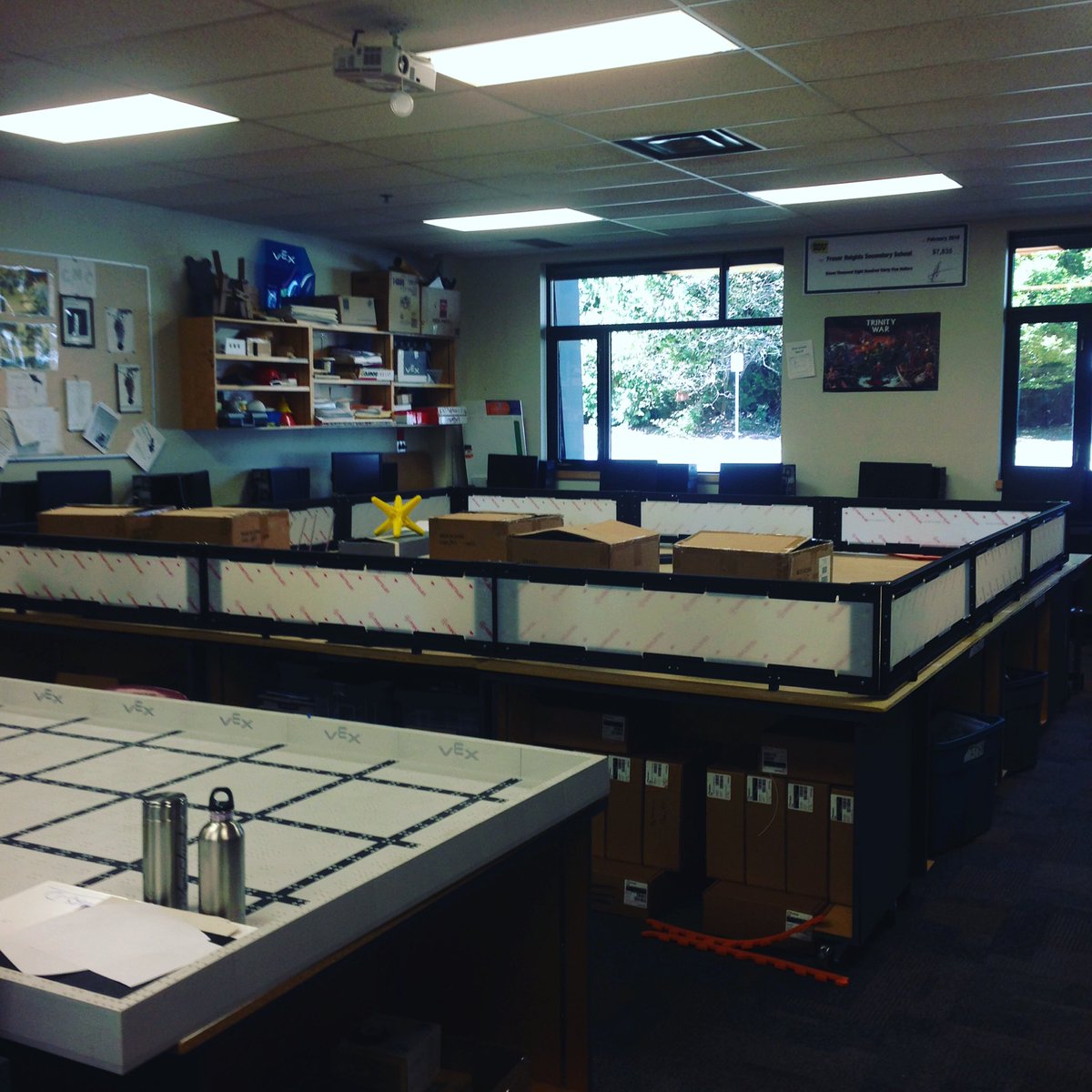 RiskyTeacher's tweet photo. The field walls are up, let the room transformation begin! #fhrobotics #fhlearn https://t.co/Eptu0RC2hI https://t.co/52OJZvpHIc