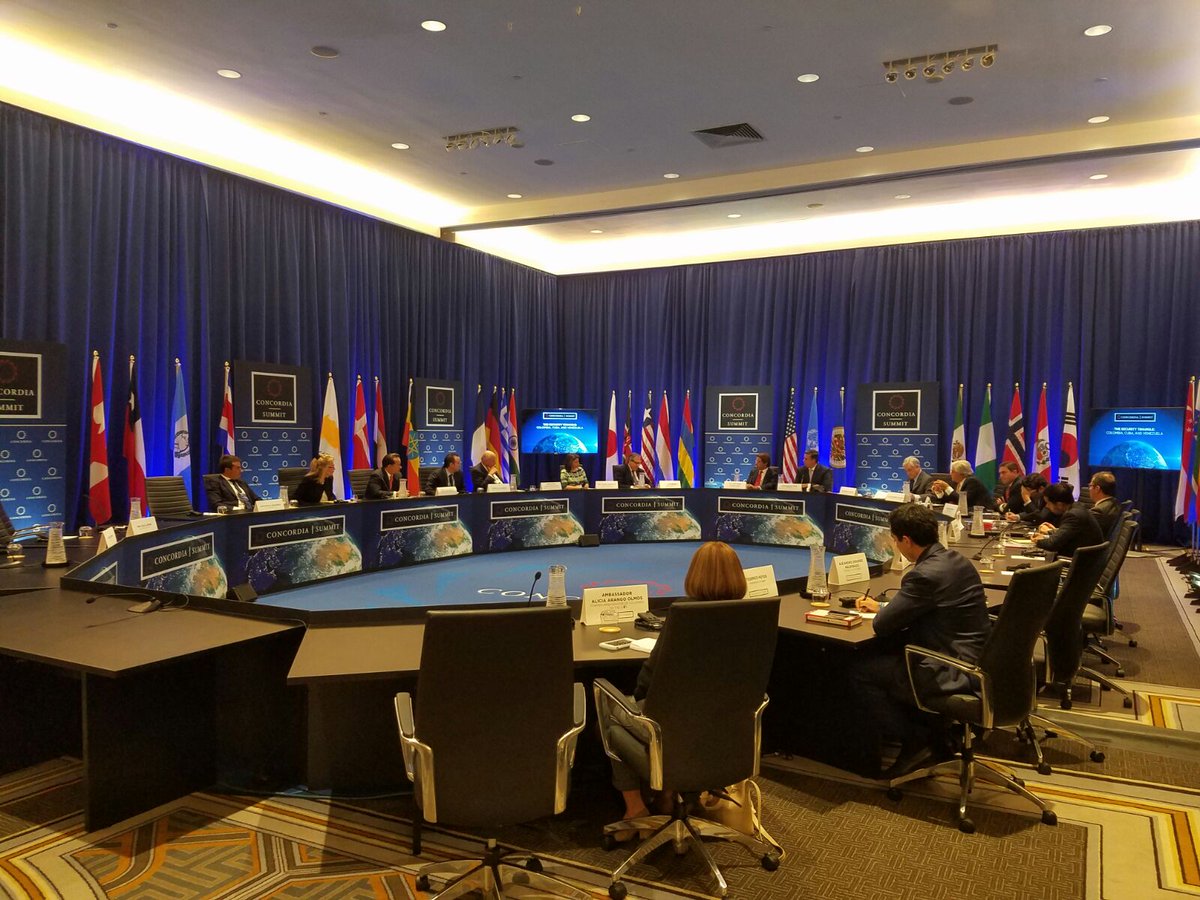 Almagro_OEA2015's tweet photo. Tan importante como el derecho a elegir un presidente es el derecho constitucional de revocarlo #Concordia16 https://t.co/xoJGpRbYF3