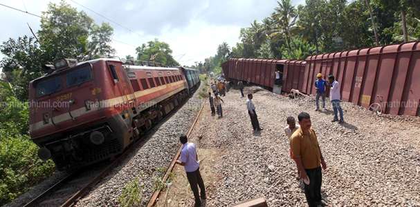 mathrubhumi's tweet image. സംസ്ഥാനത്തെ തീവണ്ടി ഗതാഗതം ഇന്നും താളംതെറ്റും mathrubhumi.com/news/kerala/ko… #TrainDerail #TrainTiming #മാതൃഭൂമി