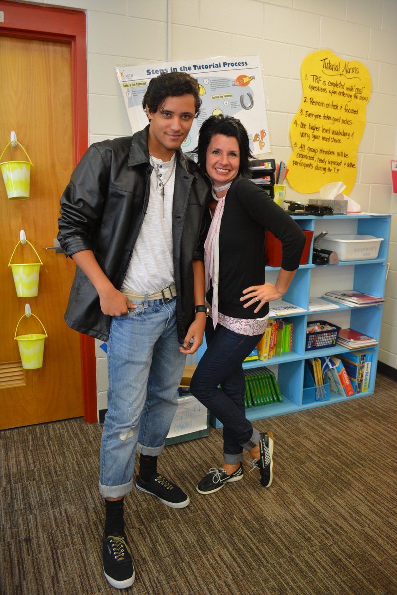 PoincianaPoint's tweet image. Posing with one of my favorite teachers! #spiritweek2014