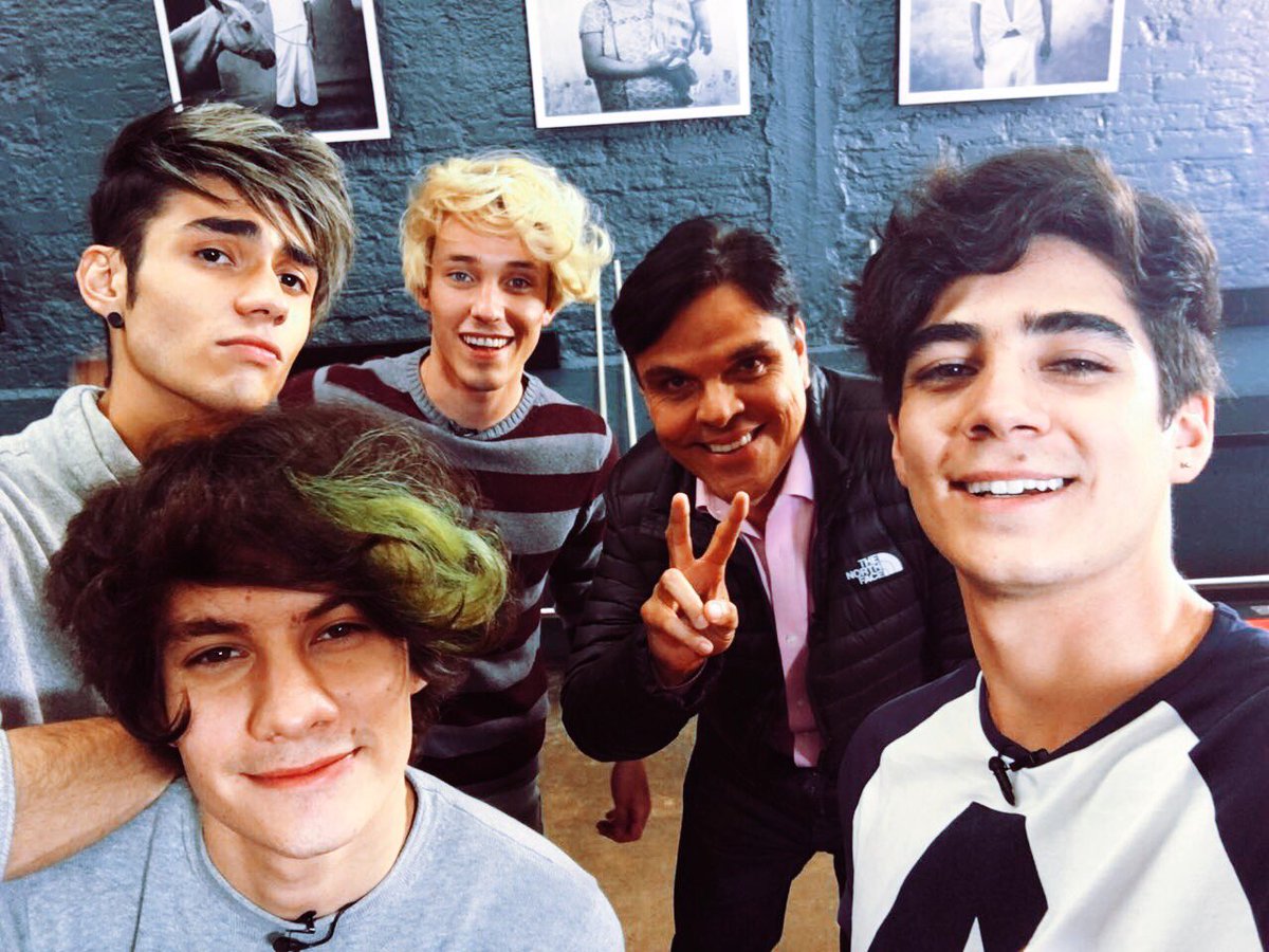 CD9's tweet image. #GetDumbRadioTour ✌🏻💥