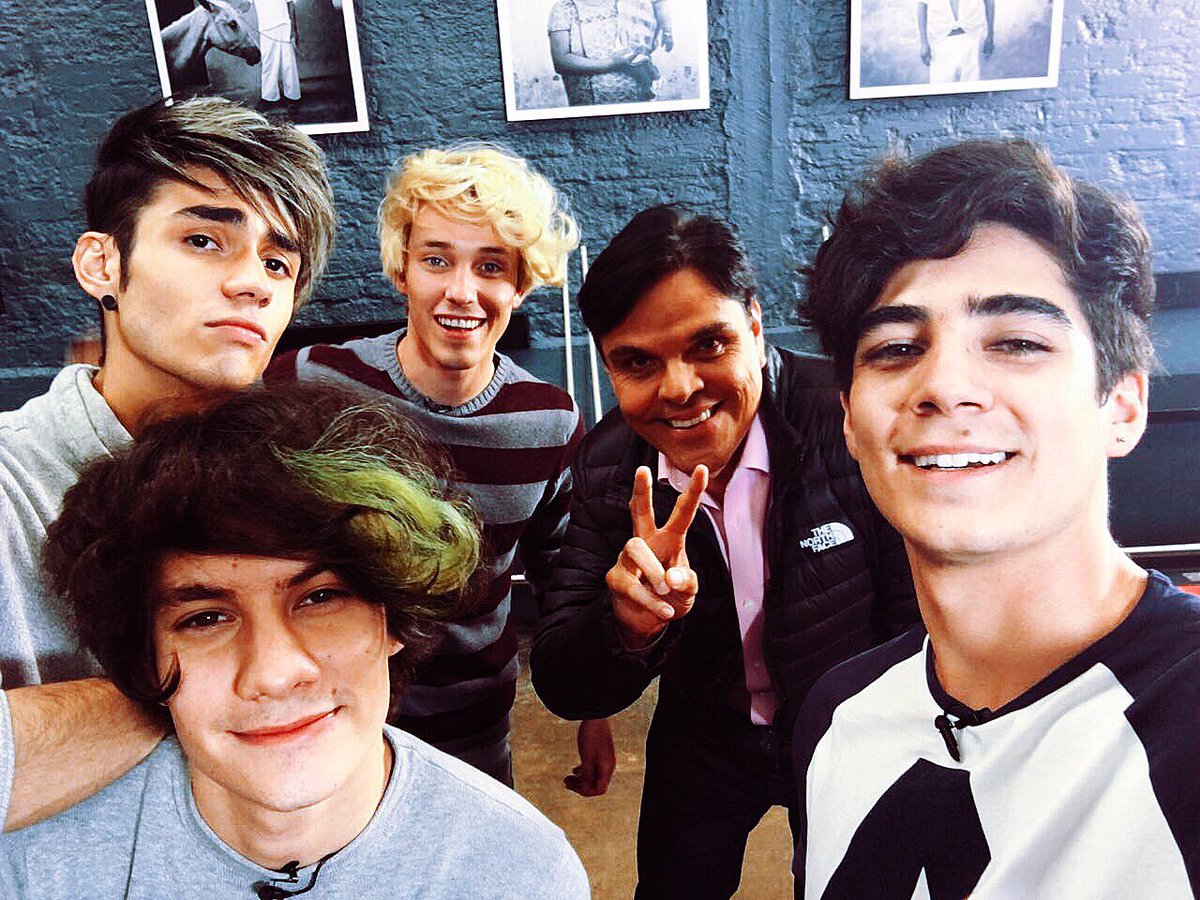 CD9's tweet image. #GetDumbRadioTour ✌🏻💥