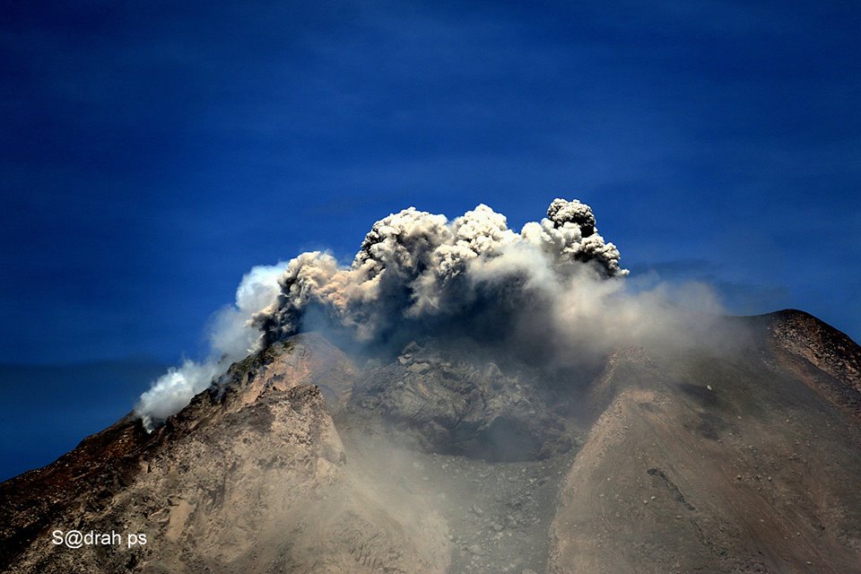 VolcanoJeannie's tweet photo. #Gunung (Mount) #Sinabun(g), #Indonesia! :)
20 SEPTEMBER 2016. #Eruption at 10:18am with an ash column of 2,000m.
By #SadrahPeranginangin https://t.co/XaOOzeOsFm