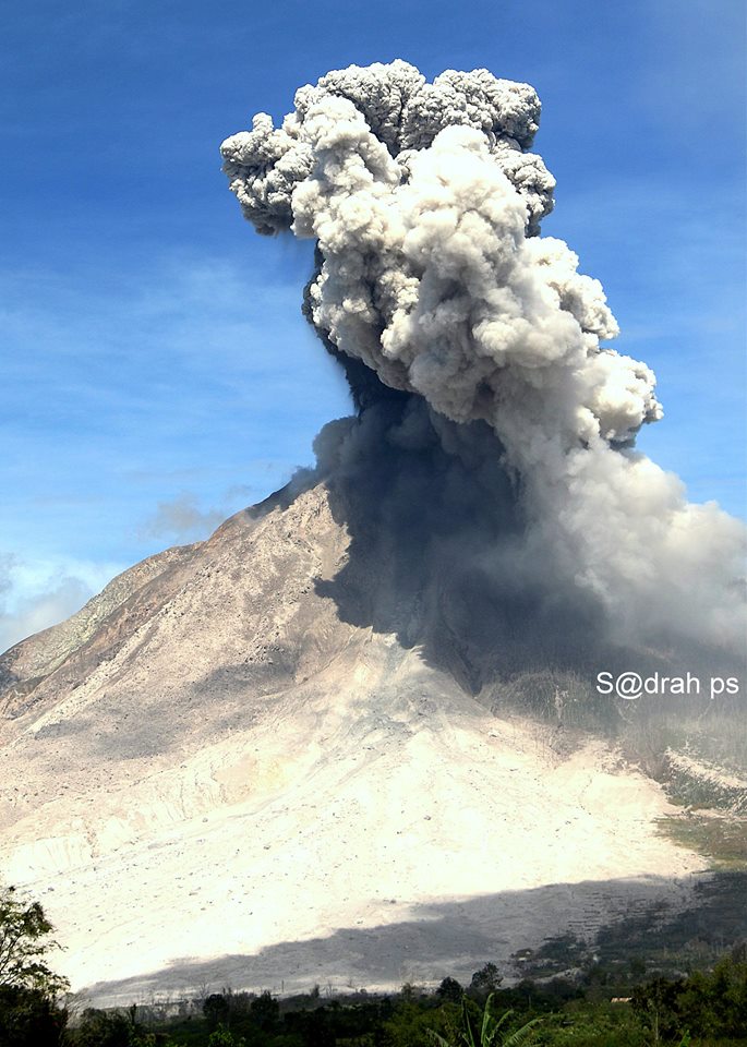 VolcanoJeannie's tweet photo. #Gunung (Mount) #Sinabun(g), #Indonesia! :)
20 SEPTEMBER 2016. #Eruption at 10:18am with an ash column of 2,000m.
By #SadrahPeranginangin https://t.co/XaOOzeOsFm