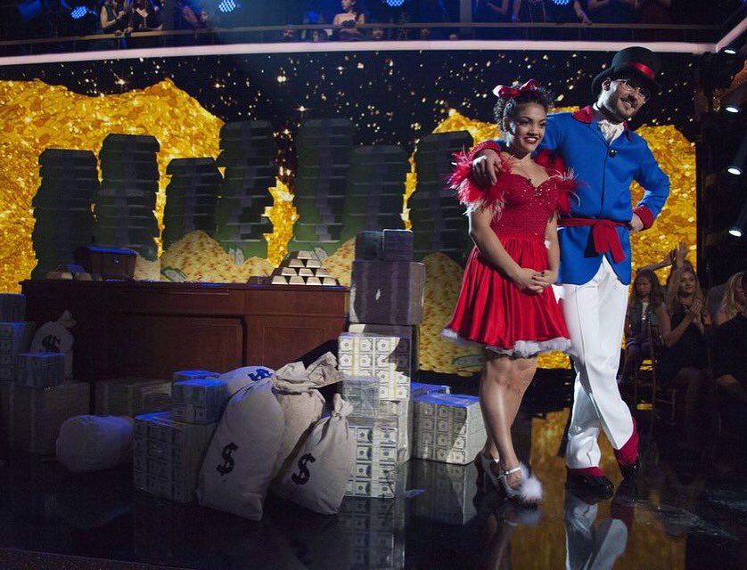 LaurieHernandez's tweet photo. So grateful to everyone that's been voting for me and Val. Because of all of you, we get to dance another week! Thank you😊❤️ #TeamValaur https://t.co/wR4UTp8OzV