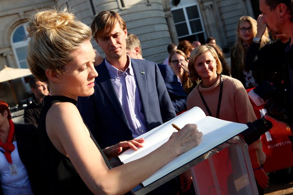 ebroenespanol's tweet photo. Video con imágenes de Evelyne en el Filmfestival Oostende el sábado pasado: https://t.co/AsPlmOlURi #FFO16 #EvelyneBrochu https://t.co/S5SxIvmStJ