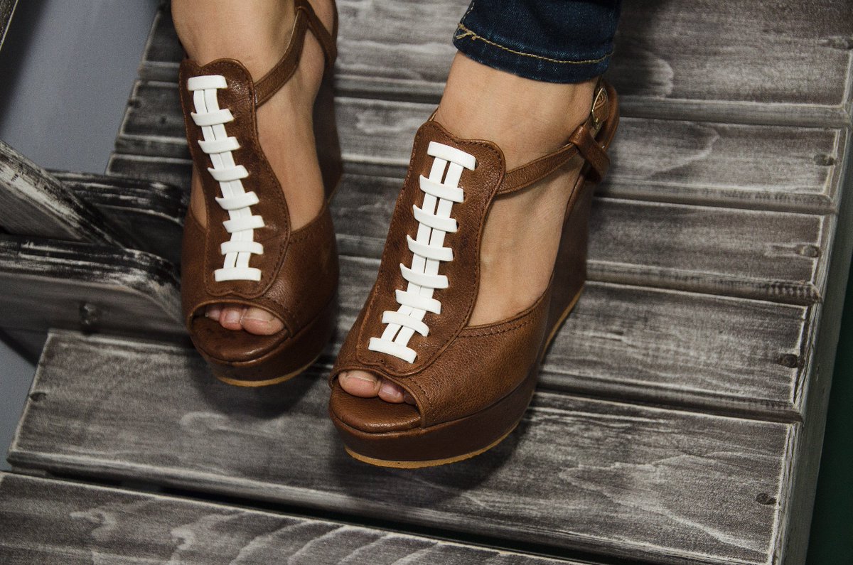 Football_L_S's tweet photo. Para las mujeres que les gusta el tacón puente... 
ventas@football-lifestyle.club tenemos números del 3 al 6 y sí hay medios. @OwlsBikini https://t.co/VuJLMEKMhr