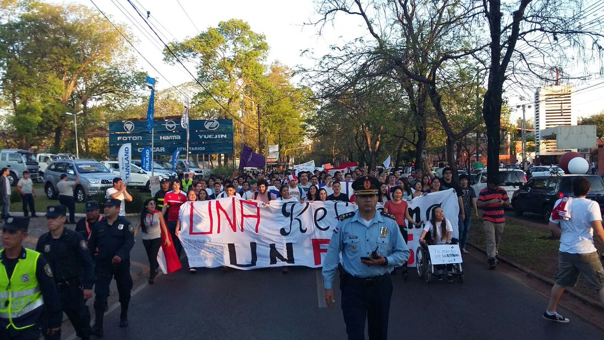 UltimaHoracom's tweet photo. Marcha de univesitarios sobre la Avenida Mariscal López. https://t.co/2mhbJPT2RR
