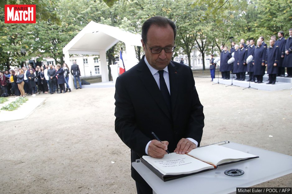 ParisMatch's tweet photo. Dammartin-en-Goële: Hollande inaugurera la nouvelle imprimerie https://t.co/5rbz4aLesH https://t.co/wstgEdiqGd