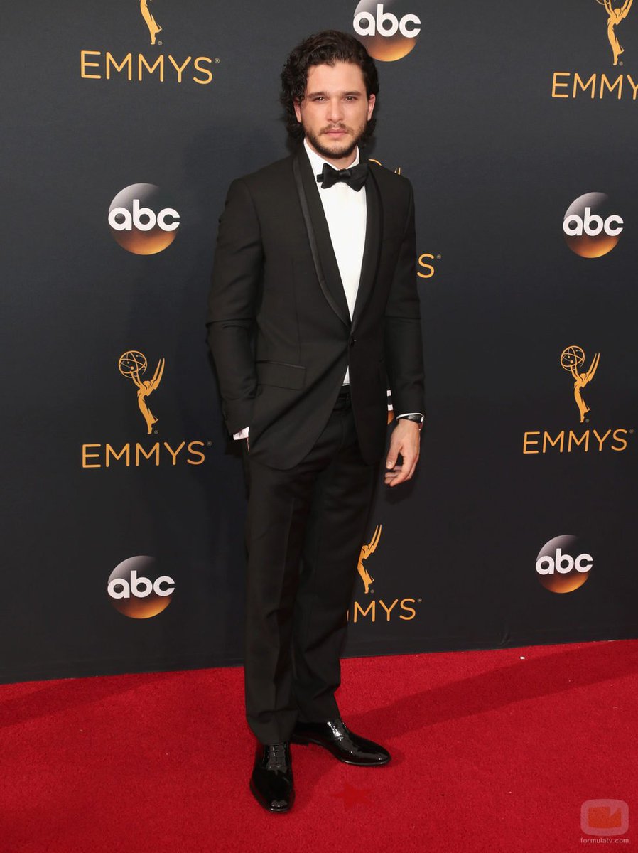 KitHaringtonES's tweet photo. Kit Harington y Andy Samberg presentan en el escenario del Microsoft Theatre en la 68 edición de los Premios Emmy 2016. #Emmys #GOT2016 https://t.co/YjshQgsZiM