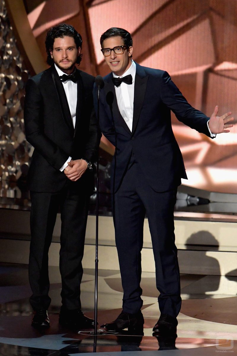 KitHaringtonES's tweet photo. Kit Harington y Andy Samberg presentan en el escenario del Microsoft Theatre en la 68 edición de los Premios Emmy 2016. #Emmys #GOT2016 https://t.co/YjshQgsZiM
