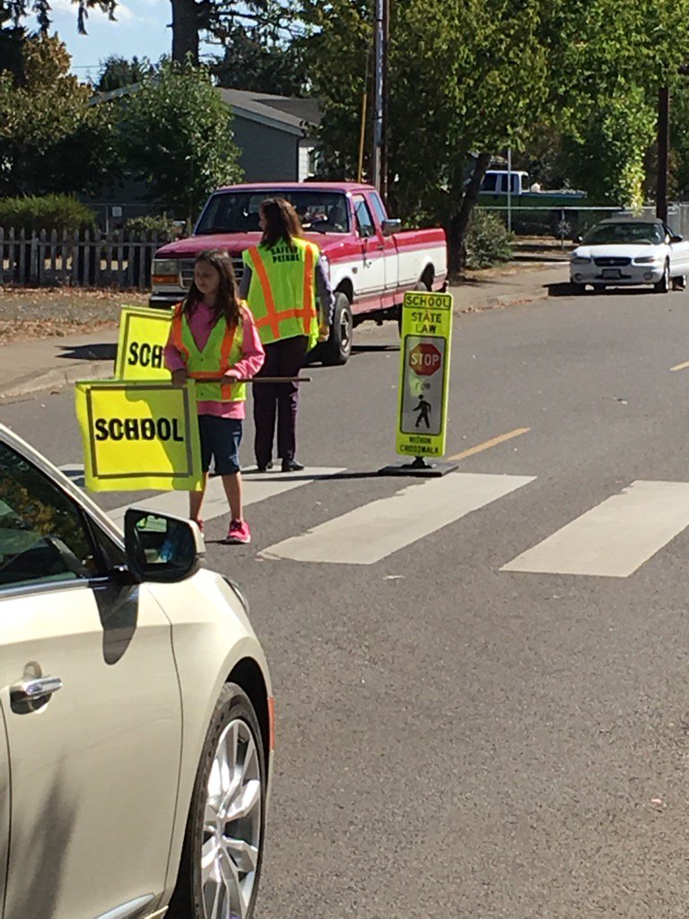 SpringfieldSRTS's tweet image. Pedestrian safety signs are now being used at some crosswalks throughout @SpringfieldPS. Please be alert out there!