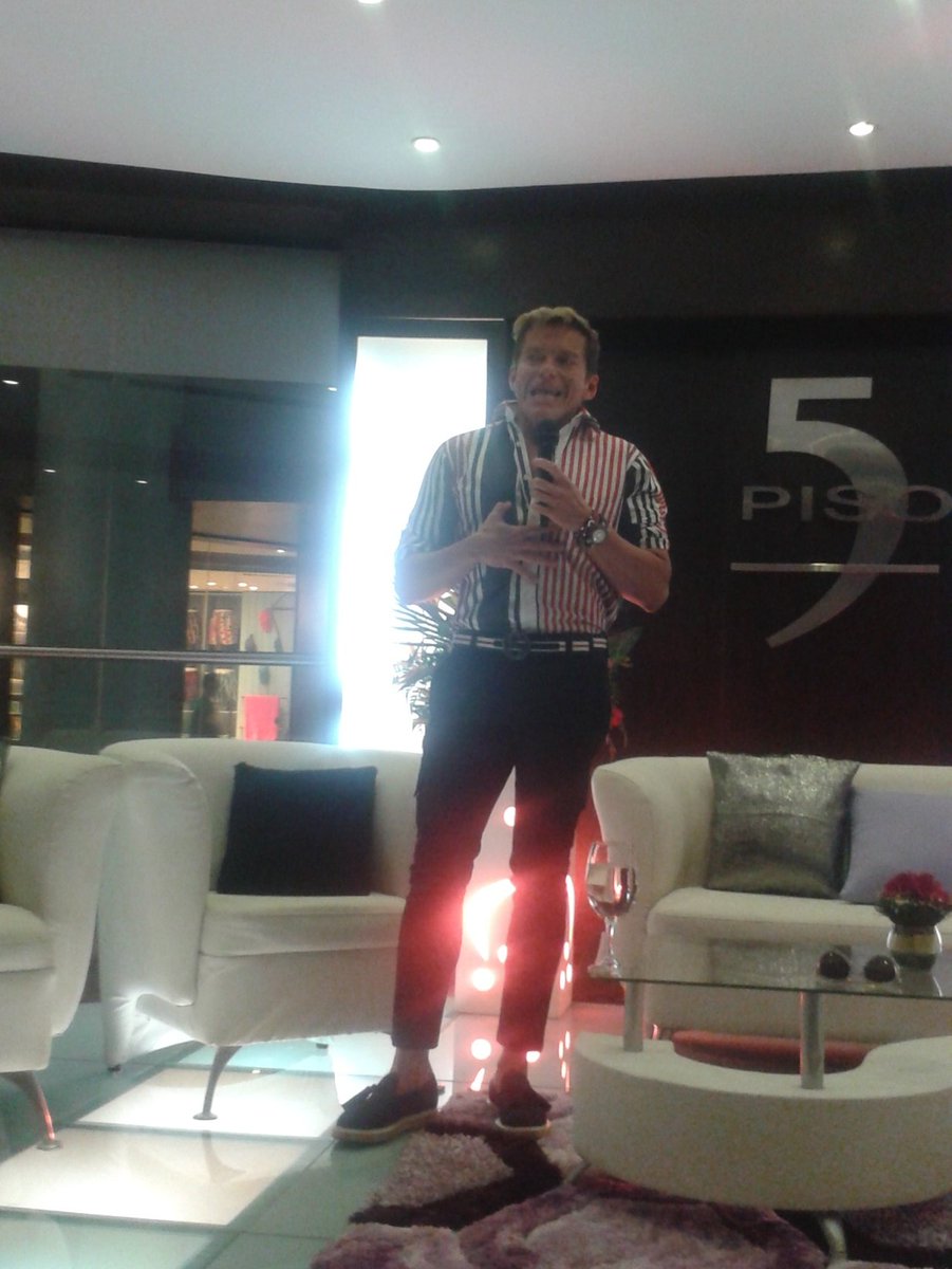 tolon_FM's tweet photo. Comenzado la charla de Scutaro con Historia de un Diseñador #tolonFASHIONLAB #Scutaro https://t.co/RMFzEfxB7e