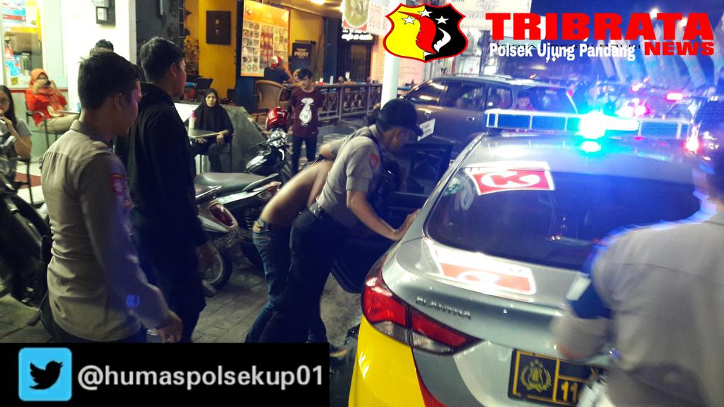 humaspolsekup01's tweet photo. Kejelian dan kecekatan personil Polri dalam mengamankan diri Tersangka dan B. Bukti, sangat dibutuhkan, demi menghindari amuk warga/massa. https://t.co/rzWJRSuTam