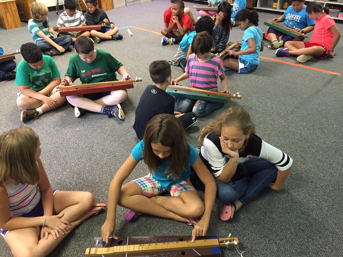 Margo2589's tweet photo. 5th grade students are excited to learn to play the dulcimer!
#DESmusic #theotherstringinstrument @KarenAuton https://t.co/h0NjRYVN2a
