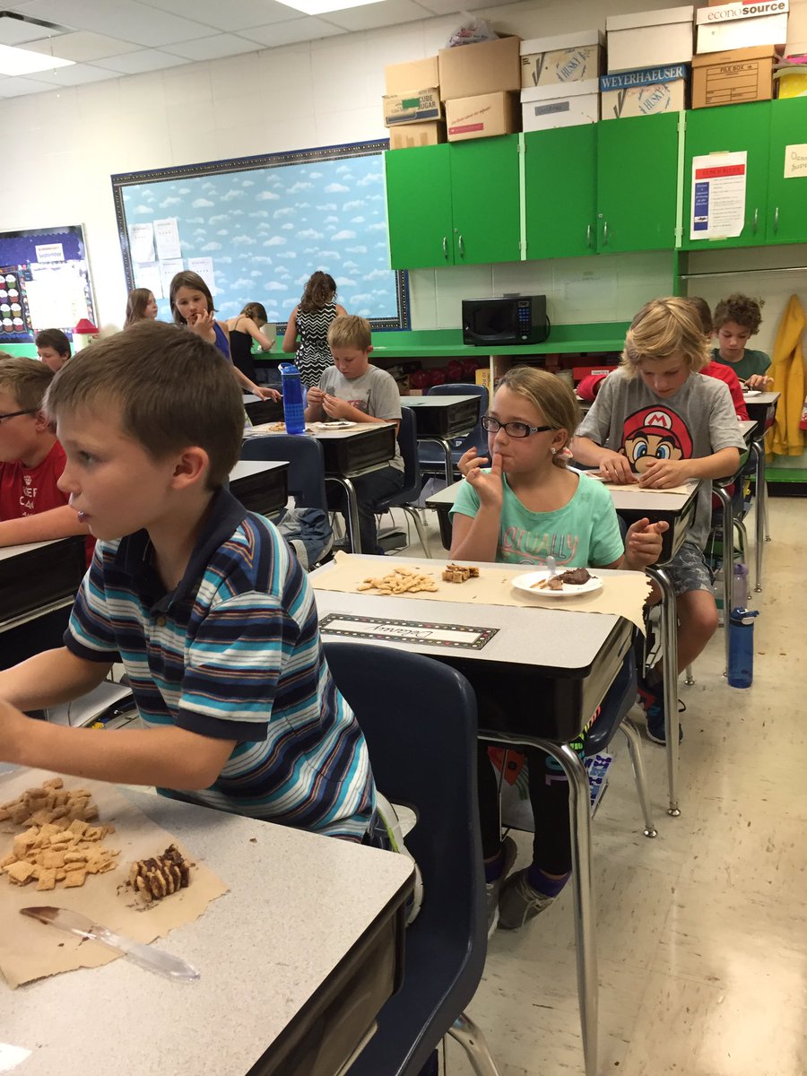 aesjets's tweet photo. Mrs. Reid's Social Studies class learning about Nunavut.#aesjets https://t.co/eMv5uJ09PM
