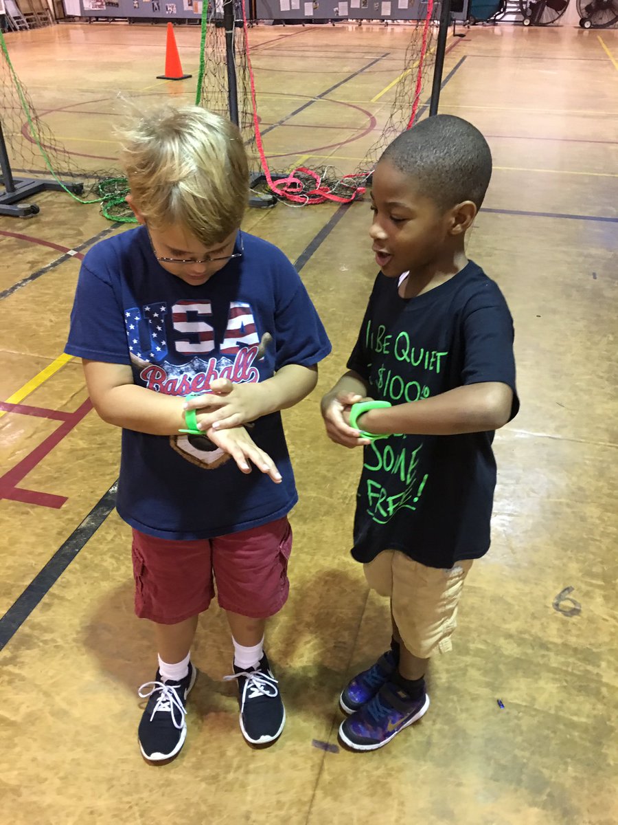 coacho27's tweet photo. These students are loving their Fitness Bands! #FitKids #TrackingSteps https://t.co/DWLsSbdYAN