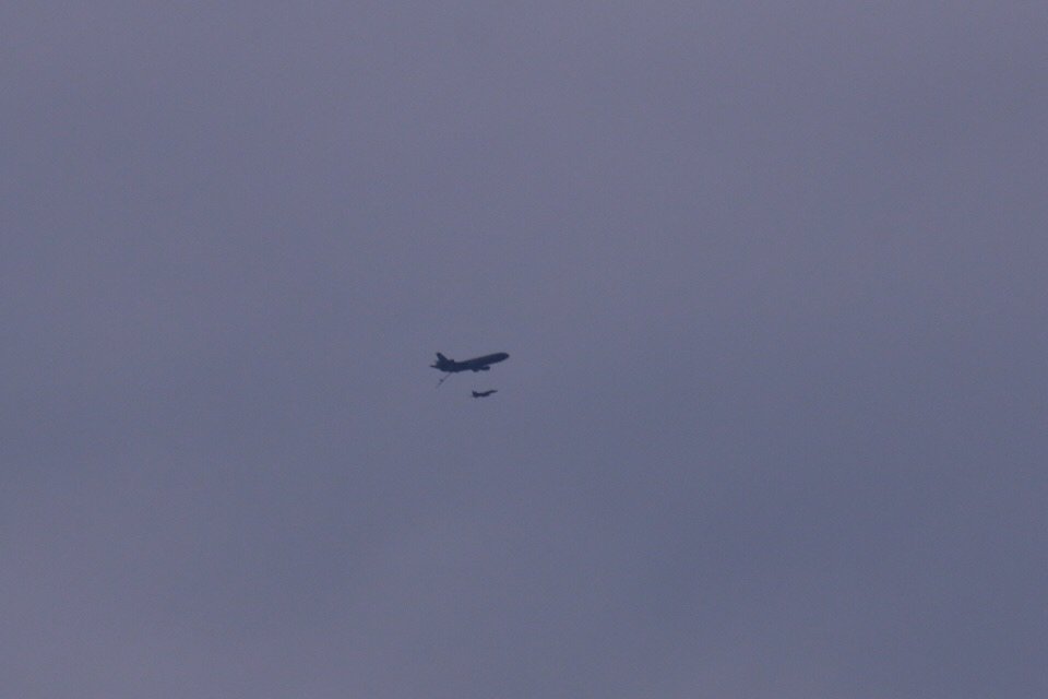 NYCAviation's tweet image. Here&apos;s a KC-10 refueling an F-15. The F-15 starts to the side of the KC-10, moves behind, hooks up for fuel, then pulls away #UNWeek #AvGeek