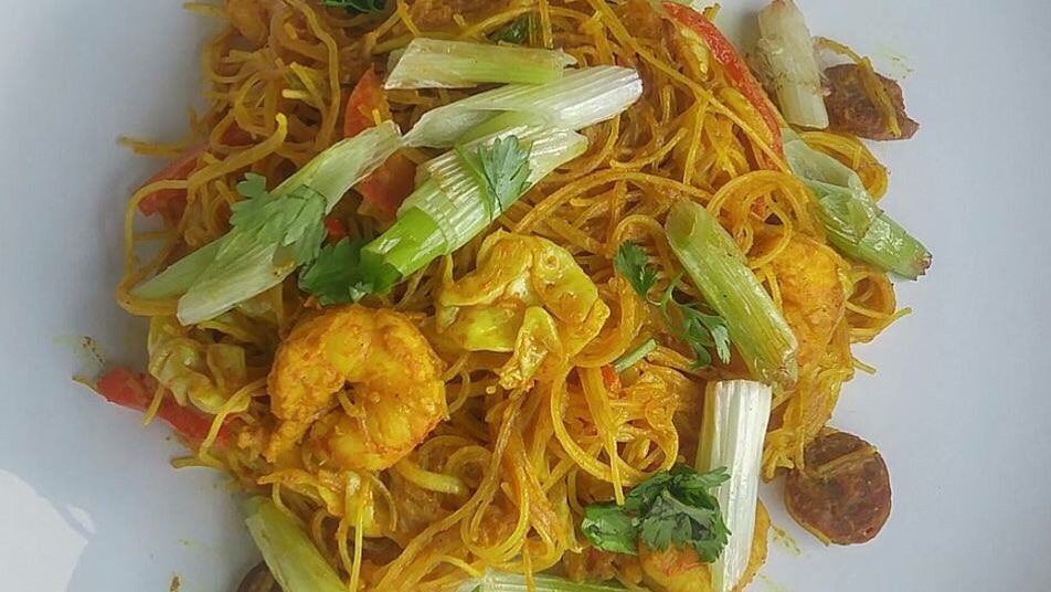 knoxkaizen's tweet image. Singapore Mei Fun! Rice Vermicelli w/ Gulf Royal Red Shrimp, Chinese Sausage, Scallions, &amp;amp; Pickled Veg tossed in a Yellow Curry Powder.