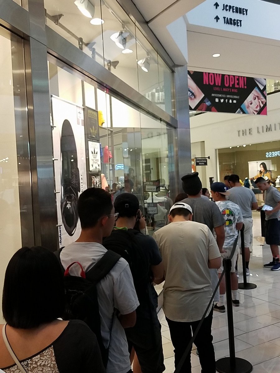 EIGatoman's tweet photo. Line em up! #YEEZYBOOST https://t.co/u7DxJX25CL