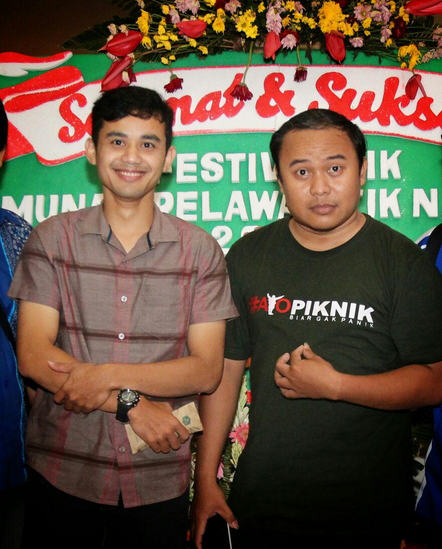 Babeh_Helmi's tweet photo. Cucook RT @nuronaby Dapet foto dgn mbah #TDK @so3p. Makasi @Babeh_Helmi yg dah fotoin. #FesTIK2016 #CanDoRI https://t.co/Ky8JyU6apm