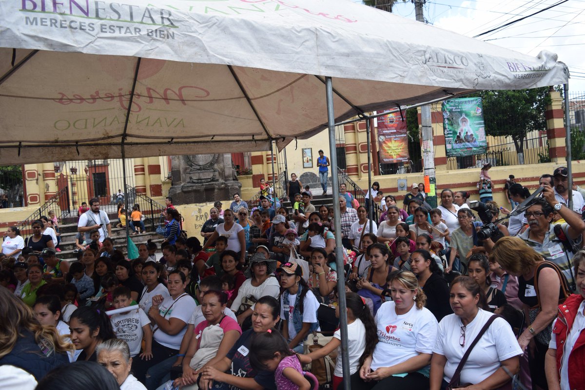 Hoy se inauguró el #PuntoRosaFijo en Tonalá, como parte del programa #MujeresAvanzando 1/2