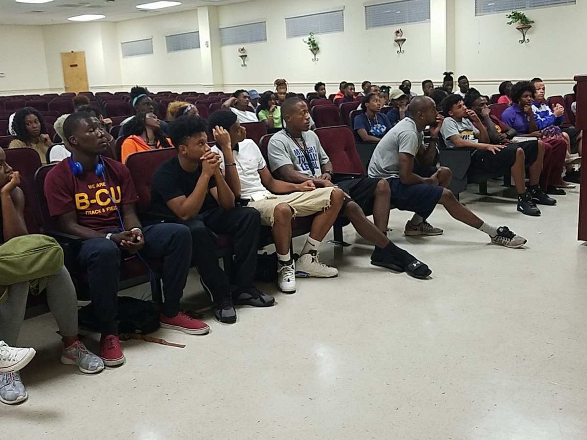 gocoachcooper's tweet photo. Team meeting. #gettingonthesamepage
#PreyTogether https://t.co/yNYZUs2GqU