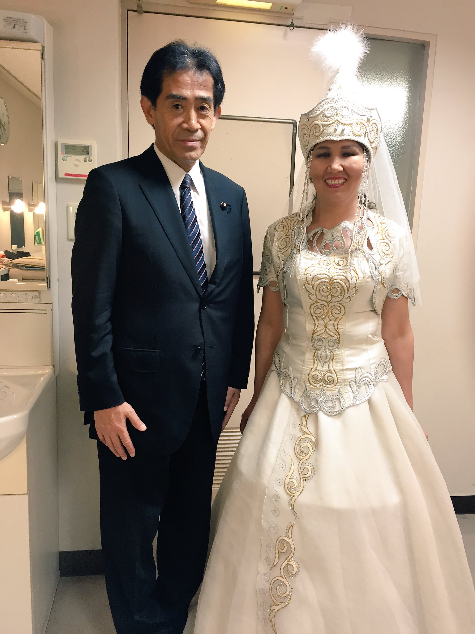 あいさわ一郎 日 中央アジア視覚障害者支援チャリティーコンサート ひかりのおくりもの 岡山市民会館 キルギスから全盲の歌手 グルムさんが 素晴らしい日本語で 涙そうそう 地上の星 などを 安倍総理がキルギス訪問時にグルム あいさわ一郎 日 中央アジア視覚障害者支援チャリティーコンサート ひかりのおくりもの 岡山市民会館 キルギスから全盲の歌手 グルムさんが 素晴らしい日本語で 涙そうそう 地上の星 などを 安倍総理がキルギス訪問時にグルム
