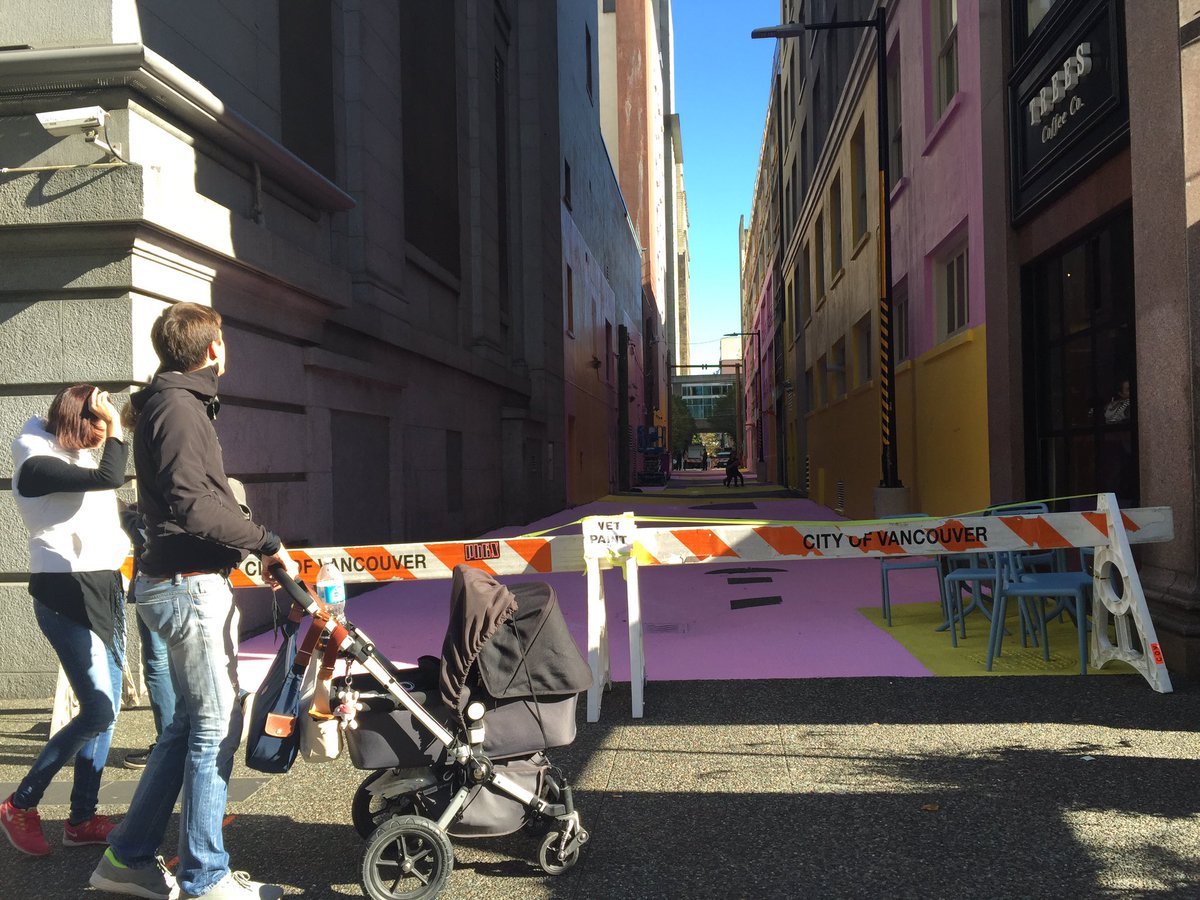JuliaSuh_'s tweet photo. Sustained laneway use measure of success not just as one-off event. Looking good so far #popcrawl #placemakingweek https://t.co/6zwnslDdBp
