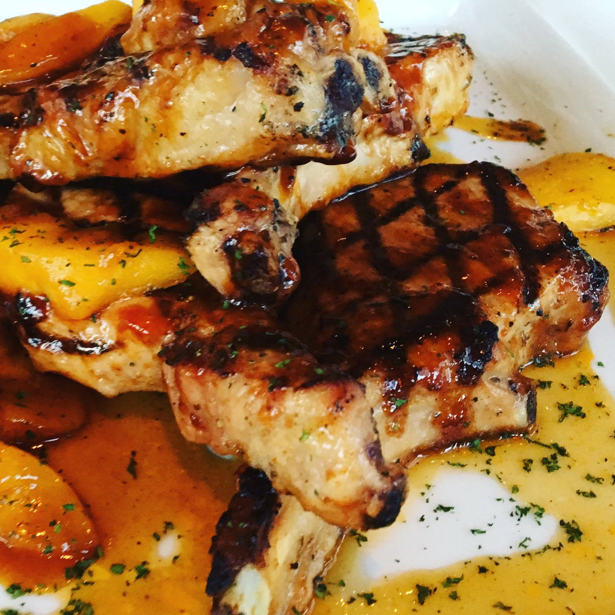 TheSeanShow317's tweet photo. One of the best porkchops I've ever had @eddiemerlots @DevourNorthside #sitc #seaninthecity #DevourNS #pork https://t.co/IYHkDhejHZ