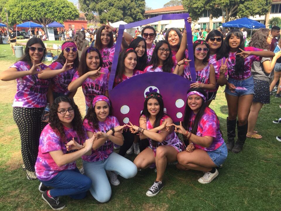 EnviedGammas's tweet photo. We had so much fun today at bienvenida! #Flowerempower #weekofwelcome2016 #SigmaLambdaGamma #EpsilonDelta #groovy https://t.co/GWRUPnJOiH