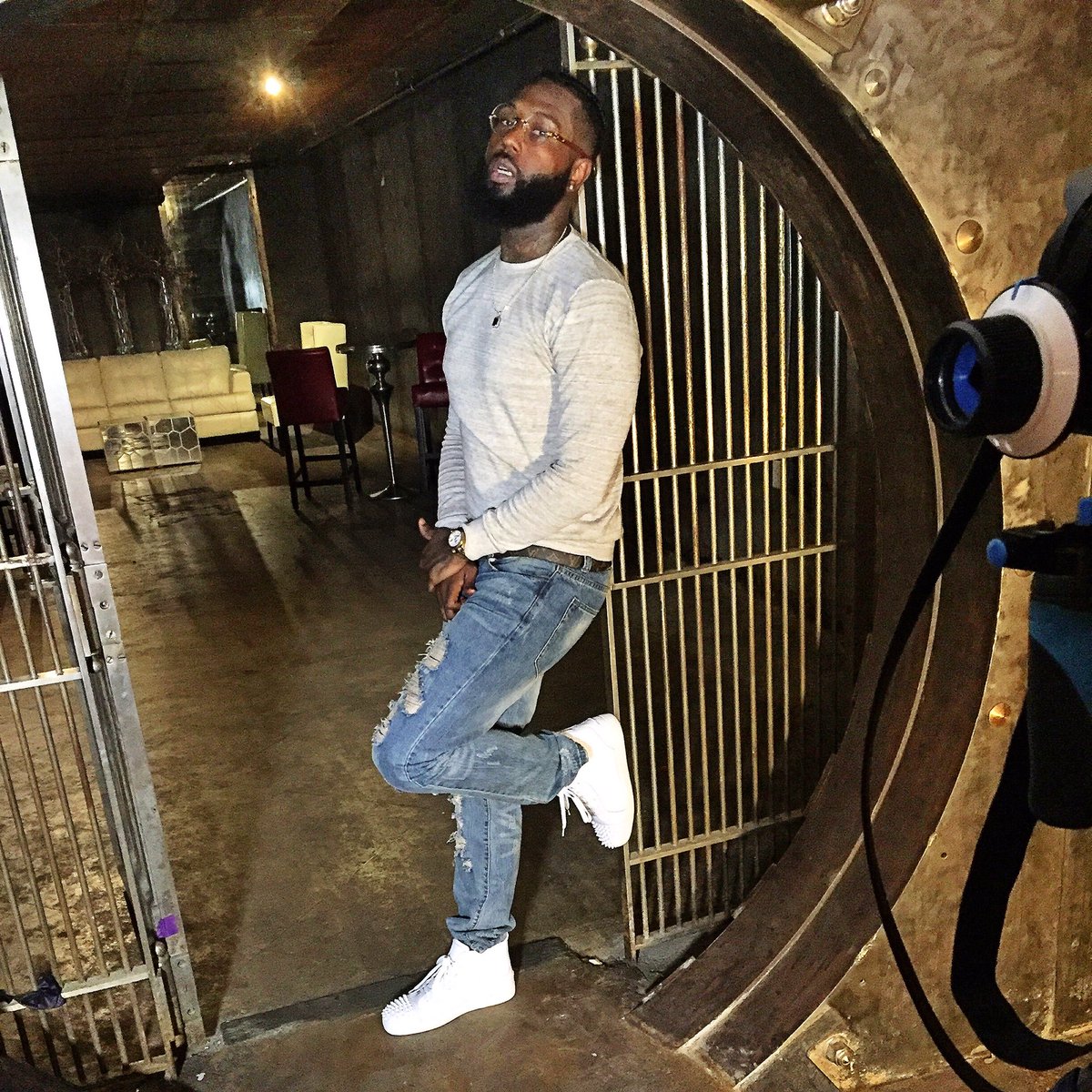 RussPMusic's tweet photo. In the bank vault .... NAW FR DAT WAY!!! Go up video coming ft King Matt #BandoBillionaires 💰💰💰💰💰💰💰💰💰💰💰💰 https://t.co/4wVutRu0sA