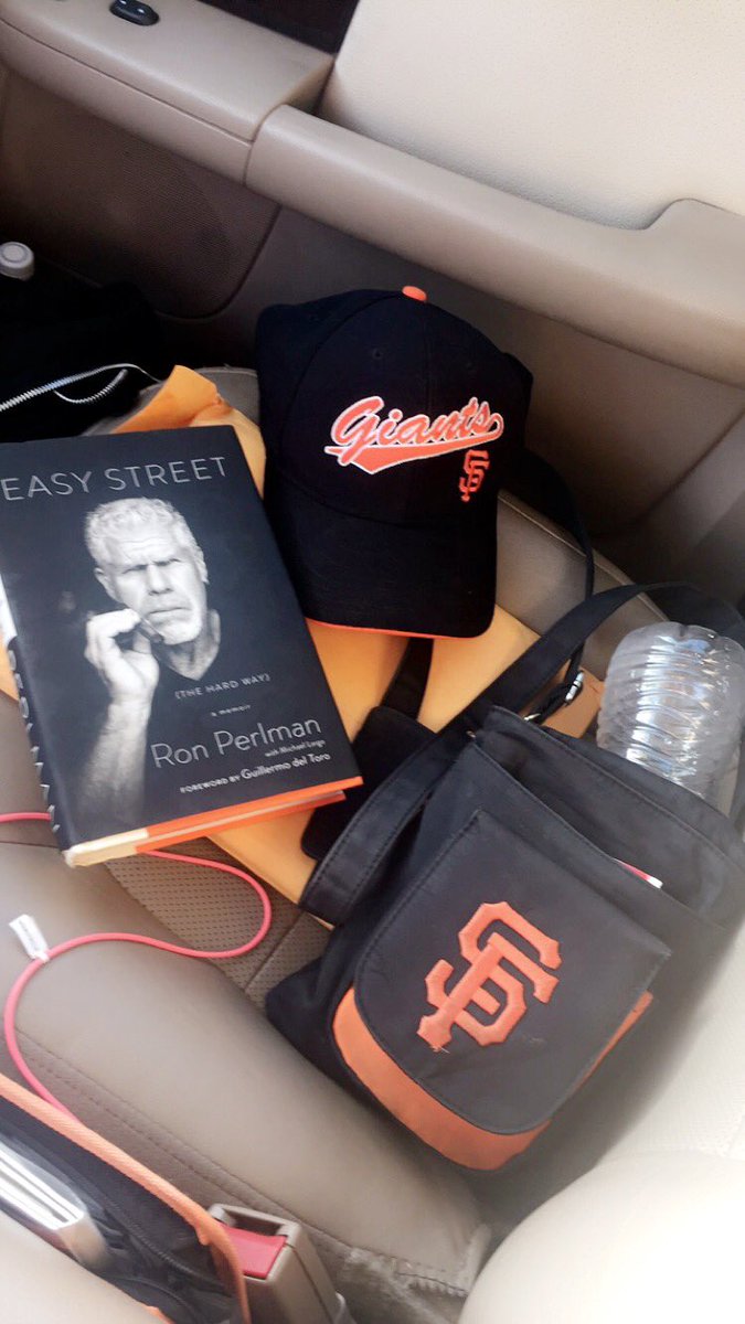 ItsMeMarilynn's tweet photo. Headed home. Passengers tonight haha! Can't wait! #SFGiants game tonight and more reading! @EasyStreetbook @perlmutations 😁😍 I'm a dork 😜 https://t.co/X0BKe4Nl3u
