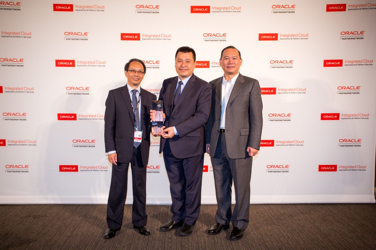 PCCWSolutions's tweet image. #PCCWSolutions received Hong Kong/Taiwan Regional Partner of the Year Award from #Oracle at #oow16