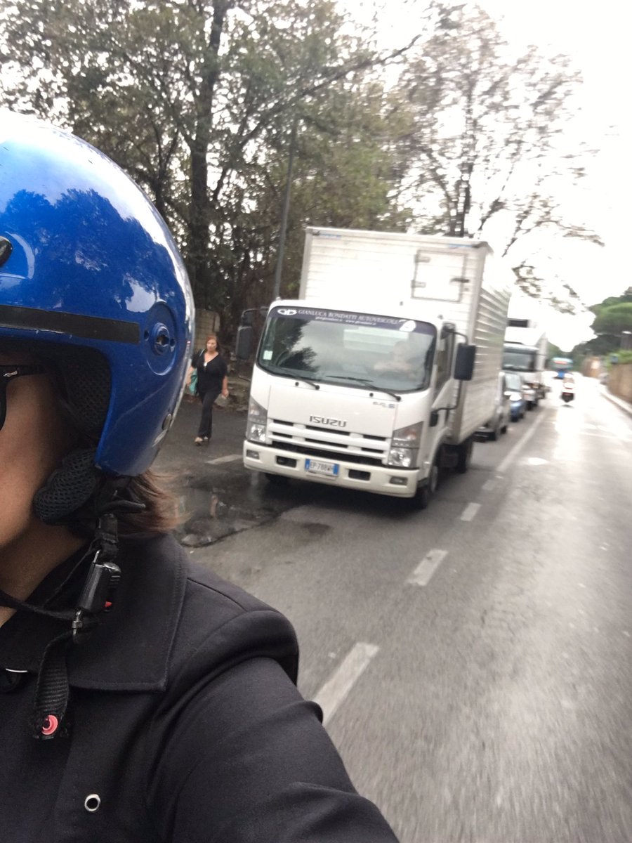 ElisaIsoardi's tweet photo. Situazione traffico a Roma quando piove?  NO COMMENT! Ho buttato giù dal letto un mio amico.#arrivo #tempoedenaro https://t.co/HcoOye15ei