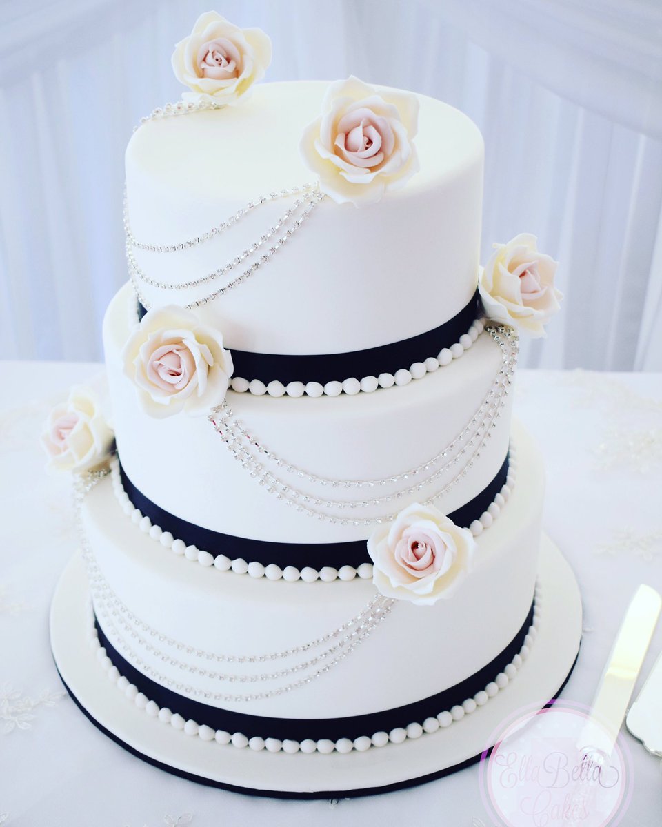 ella_bella_cake's tweet photo. Elegant wedding cake with bling dropping, sugar pearls &amp; sugar roses #wedding #cake #weddingcake #ellabellacakesau https://t.co/KuJwhTumn9