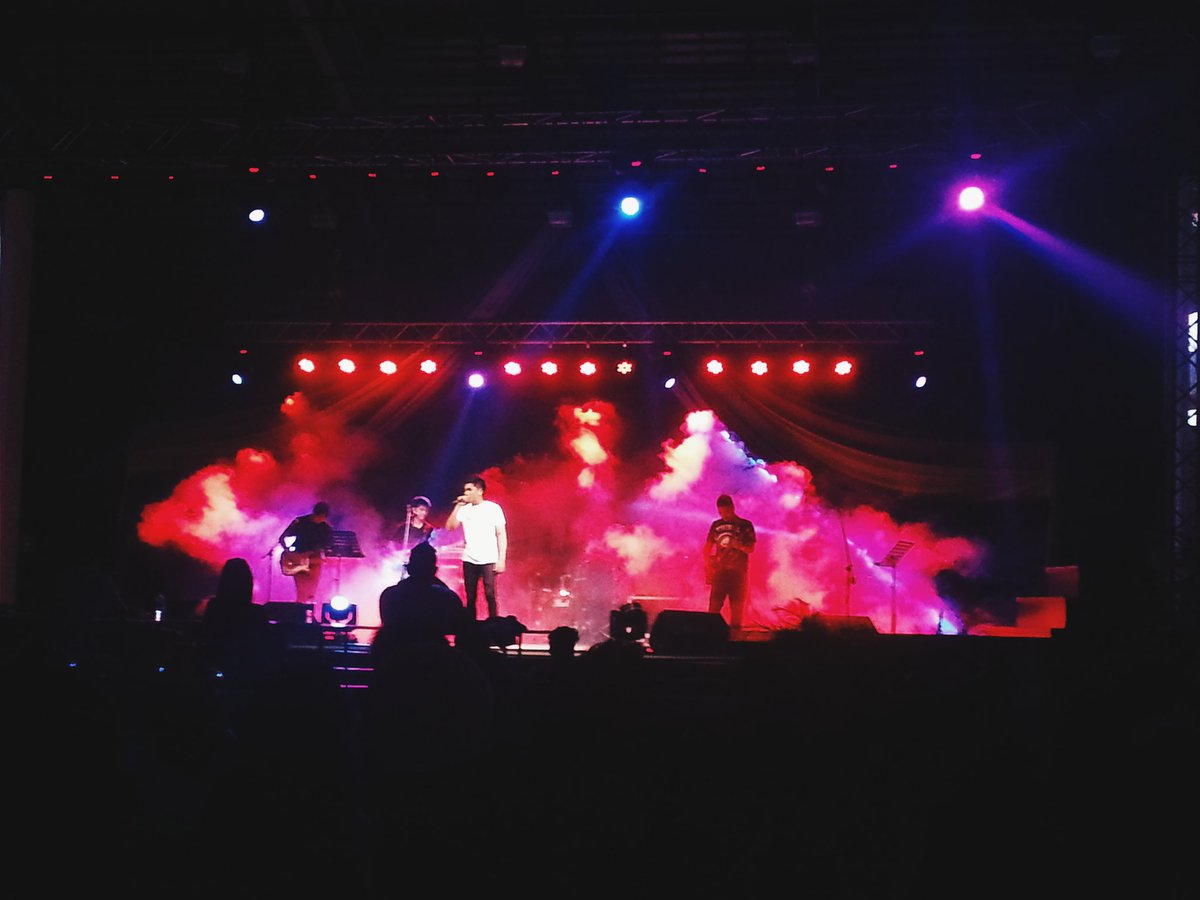 Christianaaa_x's tweet photo. battle of the bands 2016 (para sa nasaktan, umasa, at iniwan) #hugotletranista #collegeweek2016 https://t.co/0eiX3yLK5V