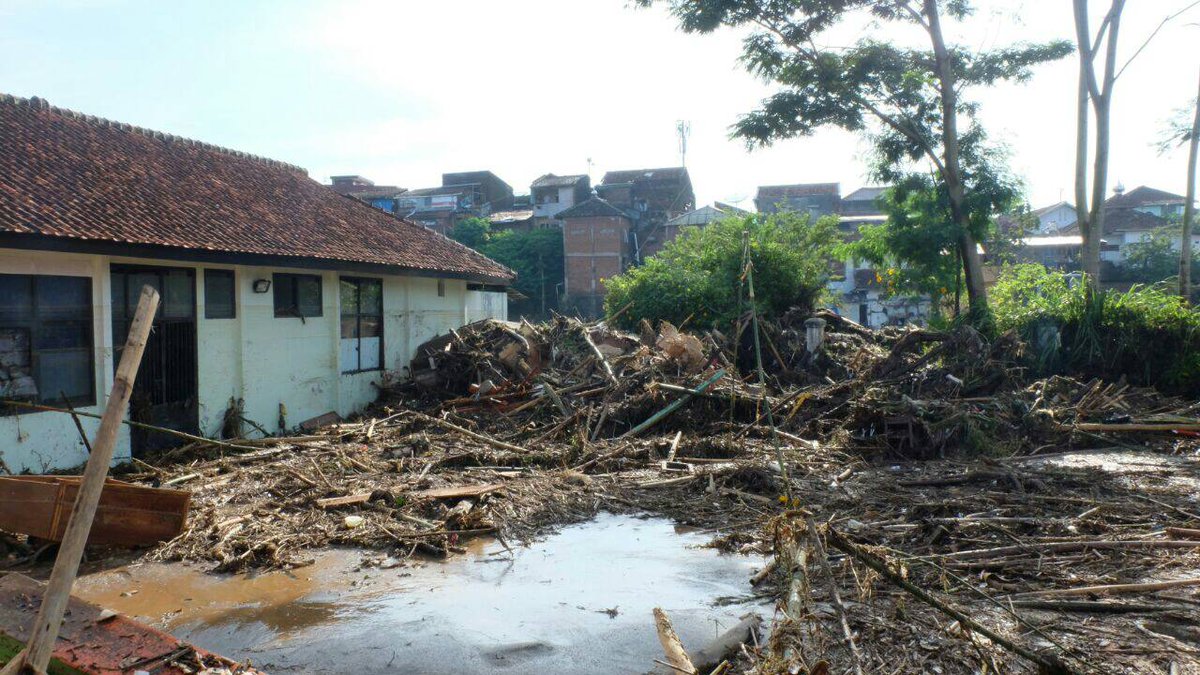 infogarut's tweet photo. Kondisi pagi ini di belakang Rumah Sakit Paru / SLB pasca banjir bandang semalam. Lokasi ini tepat di tepi Cimanuk #infogarut #PrayForGarut https://t.co/LNjwQ4CYcT