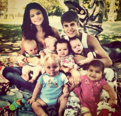 FlorDeBelieber's tweet photo. Hoy se cumplen 5 años de que Justin y Selena estaban cuidando bebes
#BeliebersBoxLFS https://t.co/7LyjPeSoA4