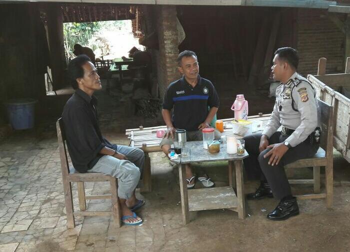 humaspolres_pwk's tweet photo. Bhabinkamtibmas Polsek Cibatu Polres Purwakarta Himbau Warganya Jauhi Narkoba https://t.co/Vel52T2Wwn https://t.co/ysM0cRODzs