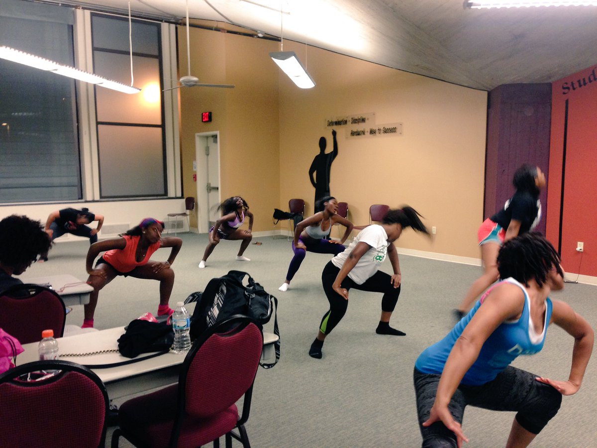 NOIRDance's tweet photo. First technique night of the semester with guest choreographer Shena!!! #NOIRDanceTroupe #RockRockinIt https://t.co/xtiY0lPzzi