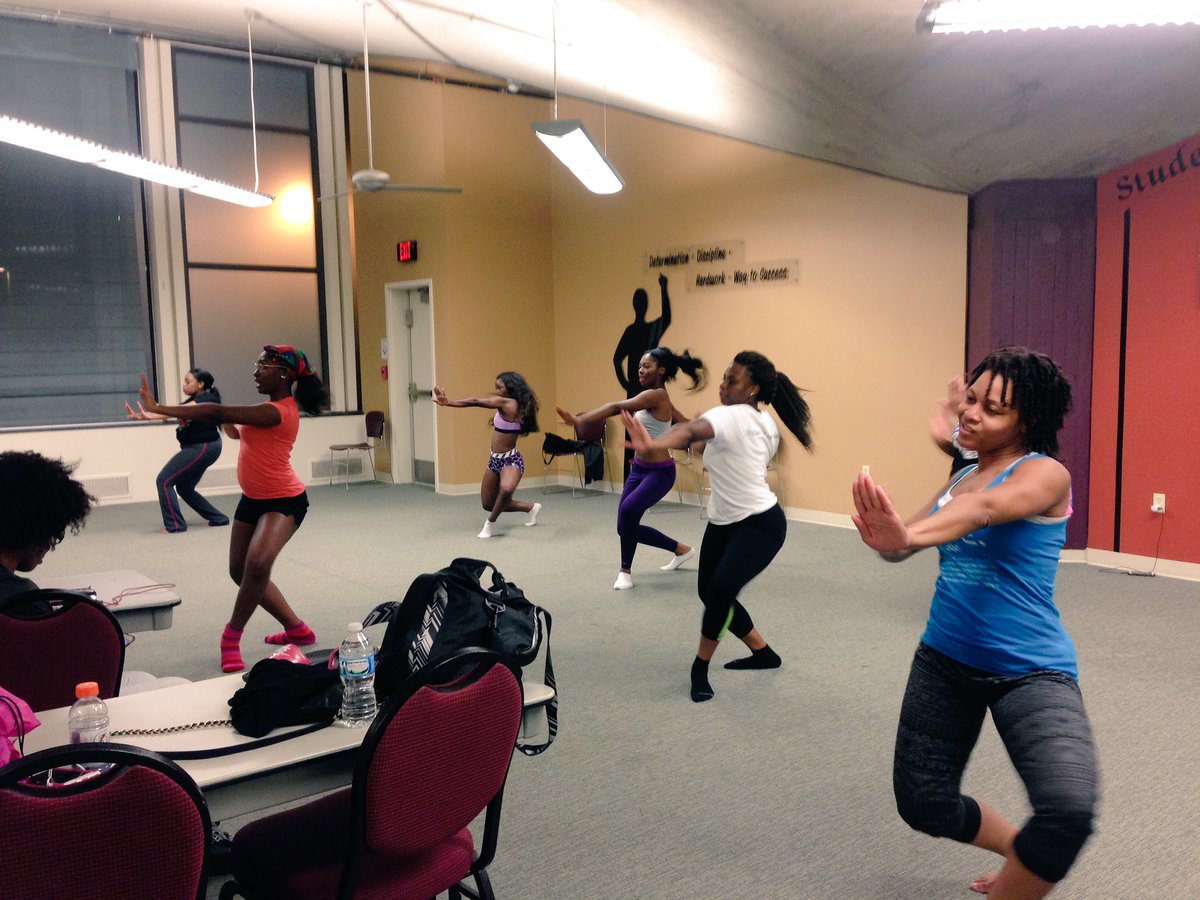NOIRDance's tweet photo. First technique night of the semester with guest choreographer Shena!!! #NOIRDanceTroupe #RockRockinIt https://t.co/xtiY0lPzzi