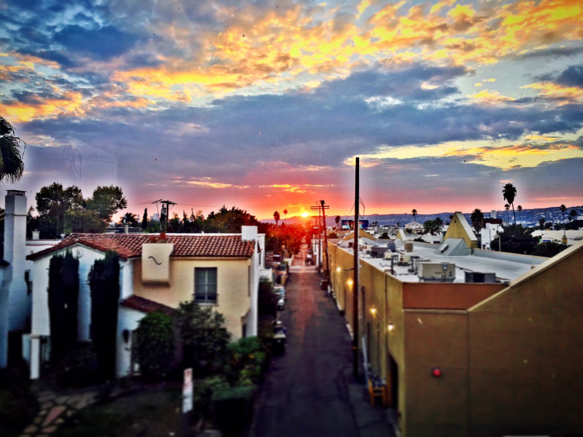 ptraper's tweet photo. Atardecer de un día larguito! #sunsetinla https://t.co/P6WrZQZmQk