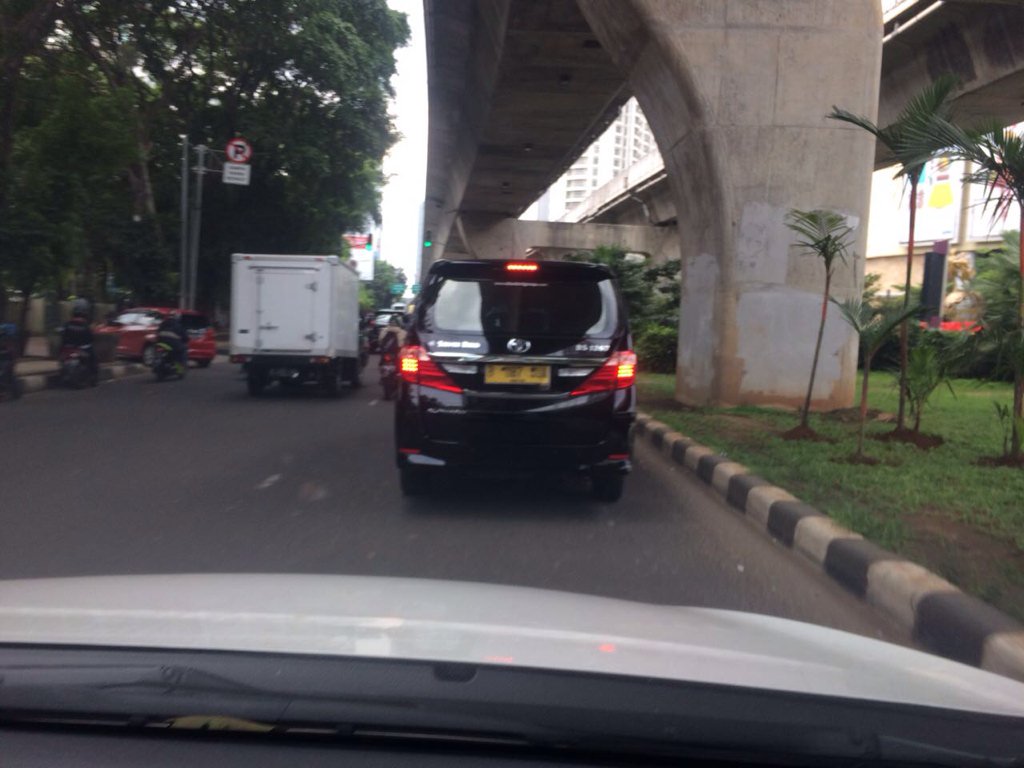 SDPjkt's tweet photo. @Bluebirdgroup tingkah driver anda yang satu ini ugal ugalan ya, #silverbird tapi tingkah seperti #metromini https://t.co/4MlX6vY02m