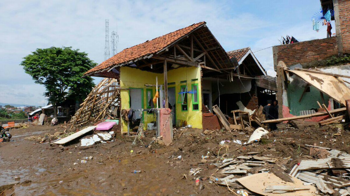 infogarut's tweet photo. Kondisi perkampungan Cimacan, Haurpanggung, Tarogong Kidul pasca banjir bandang semalam #infogarut #prayforgarut https://t.co/f0X7WqvHdP